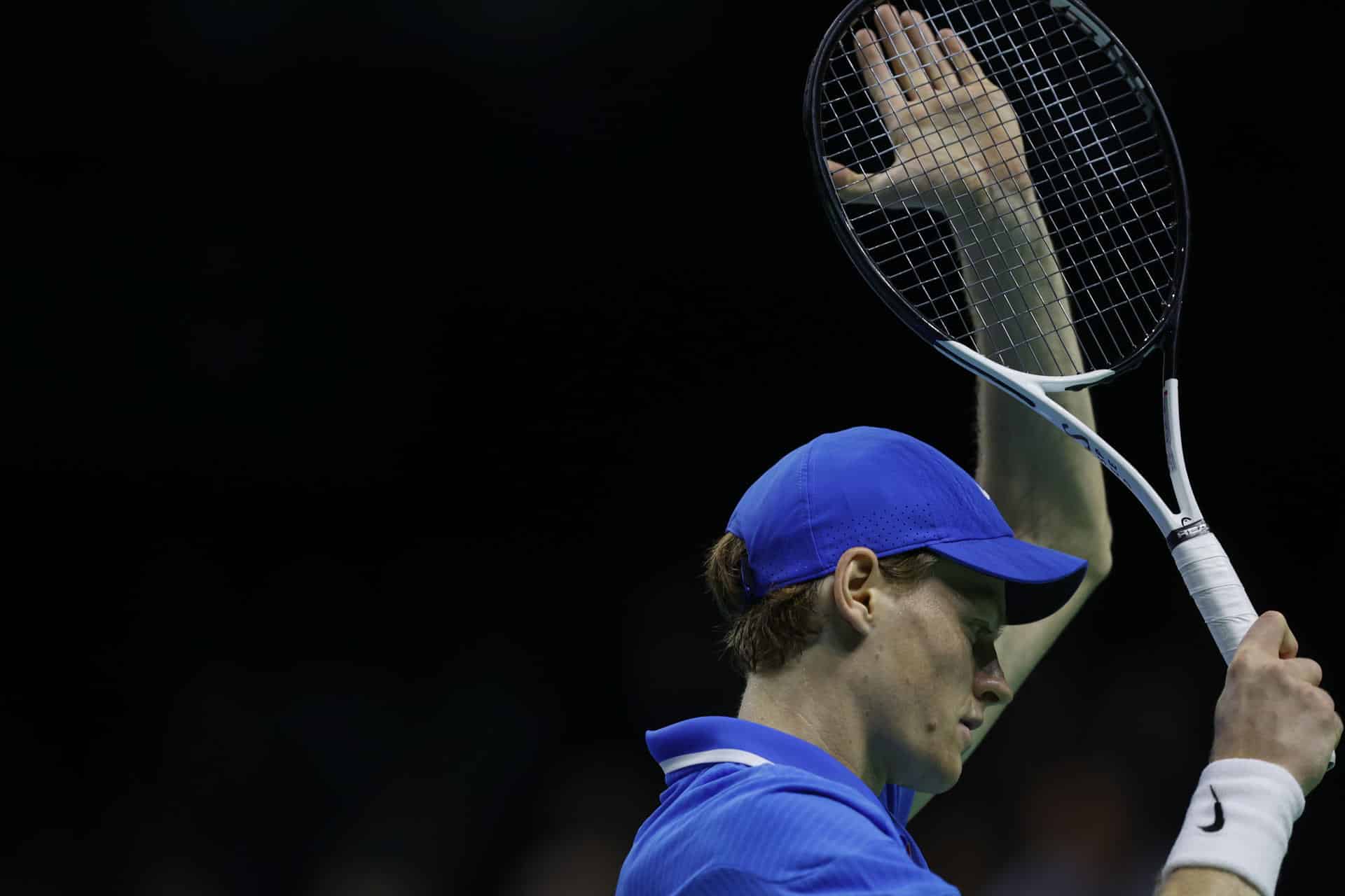 El tenista italiano Jannick Sinner, al término del partido de cuartos de final de la Copa Davis de tenis disputado hoy jueves en el Pabellón José María Martín Carpena de Málaga. EFE/Jorge Zapata