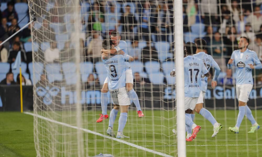 Los jugadores del Celta celebran el primer gol del equipo gallego durante el encuentro correspondiente a la jornada 12 de Laliga EA Sports que disputan Celta y Getafe hoy lunes en el estadio Balaidos de Vigo. EFE / Salvador Sas.