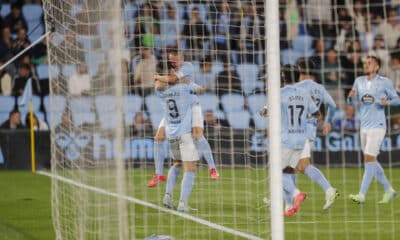 Los jugadores del Celta celebran el primer gol del equipo gallego durante el encuentro correspondiente a la jornada 12 de Laliga EA Sports que disputan Celta y Getafe hoy lunes en el estadio Balaidos de Vigo. EFE / Salvador Sas.