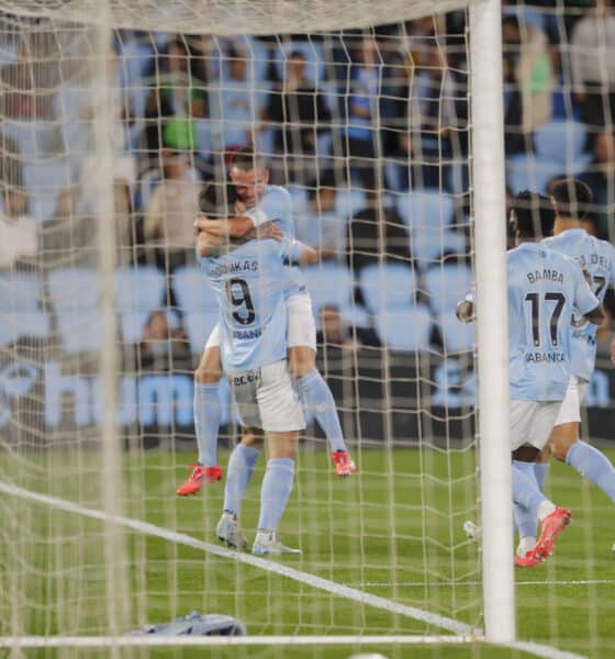 Los jugadores del Celta celebran el primer gol del equipo gallego durante el encuentro correspondiente a la jornada 12 de Laliga EA Sports que disputan Celta y Getafe hoy lunes en el estadio Balaidos de Vigo. EFE / Salvador Sas.