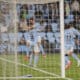 Los jugadores del Celta celebran el primer gol del equipo gallego durante el encuentro correspondiente a la jornada 12 de Laliga EA Sports que disputan Celta y Getafe hoy lunes en el estadio Balaidos de Vigo. EFE / Salvador Sas.