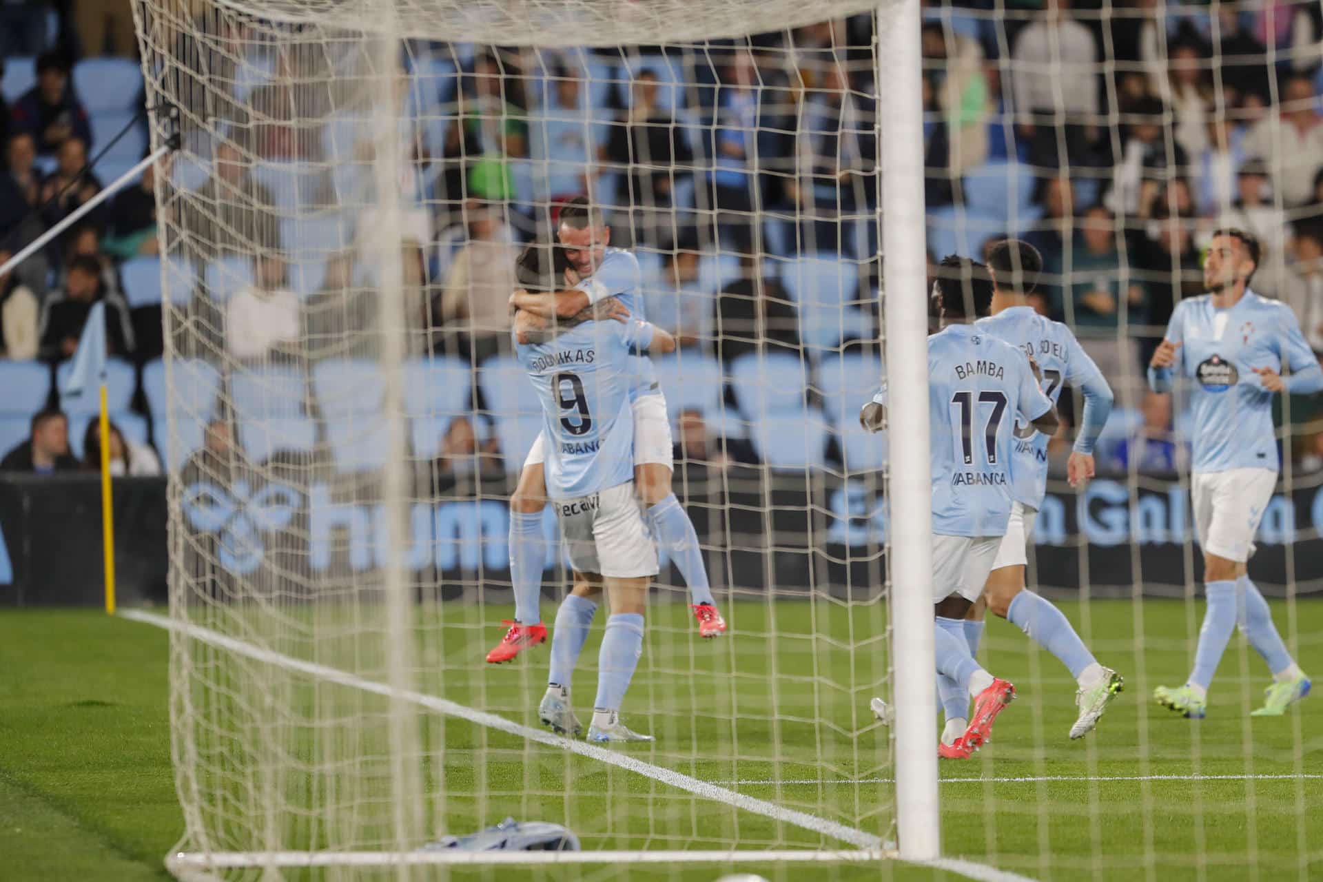 Los jugadores del Celta celebran el primer gol del equipo gallego durante el encuentro correspondiente a la jornada 12 de Laliga EA Sports que disputan Celta y Getafe hoy lunes en el estadio Balaidos de Vigo. EFE / Salvador Sas.