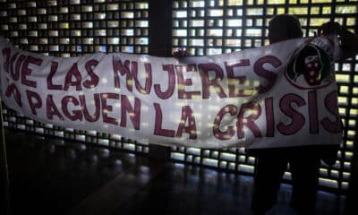 Una persona cuelga una pancarta durante un foro celebrado en la Universidad Central de Venezuela este martes, en Caracas (Venezuela). EFE/ Miguel Gutiérrez