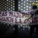 Una persona cuelga una pancarta durante un foro celebrado en la Universidad Central de Venezuela este martes, en Caracas (Venezuela). EFE/ Miguel Gutiérrez