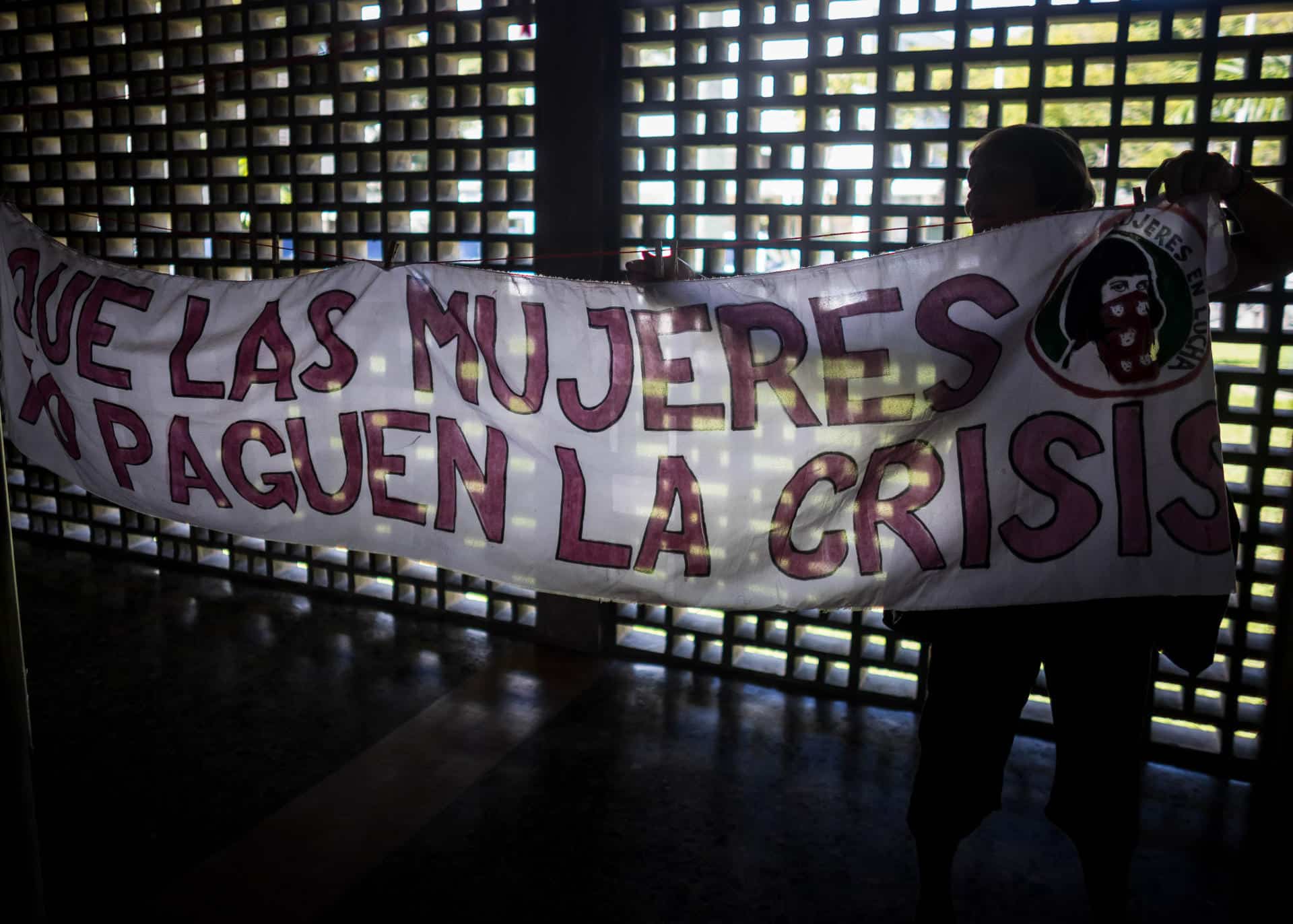 Una persona cuelga una pancarta durante un foro celebrado en la Universidad Central de Venezuela este martes, en Caracas (Venezuela). EFE/ Miguel Gutiérrez