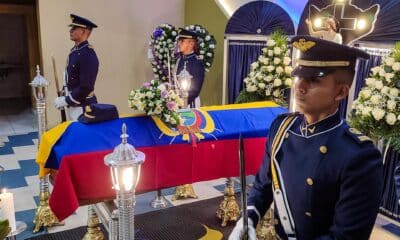 Fotografía del velorio de la capitán Diana Estefanía Ruiz, este miércoles en Pillaro (Ecuador). EFE/ Carlos Campaña