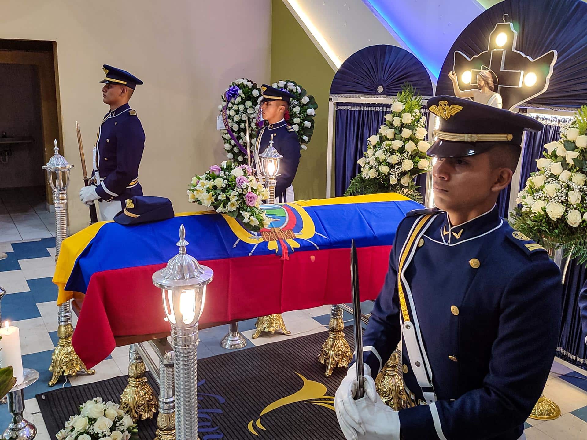 Fotografía del velorio de la capitán Diana Estefanía Ruiz, este miércoles en Pillaro (Ecuador). EFE/ Carlos Campaña