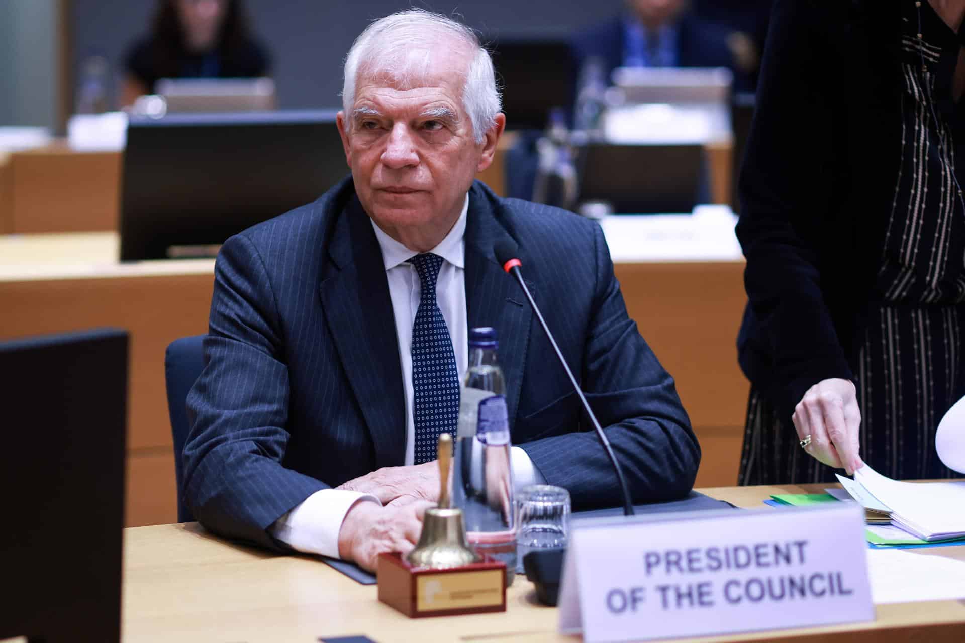 El Alto Representante de la Unión Europea para Asuntos Exteriores y Política de Seguridad, Josep Borrell, observa durante el Consejo de Asuntos Exteriores de la UE en Bruselas, el 18 de noviembre de 2024. EFE/EPA/OLIVIER HOSLET