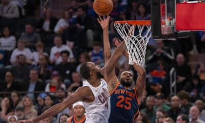 Mikal Bridges (d), de los Knicks, disputa el balón ante Evan Mobley, de los Cavaliers, durante un partido de la NBA en Nueva York. EFE/ Ángel Colmenares