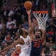 Mikal Bridges (d), de los Knicks, disputa el balón ante Evan Mobley, de los Cavaliers, durante un partido de la NBA en Nueva York. EFE/ Ángel Colmenares