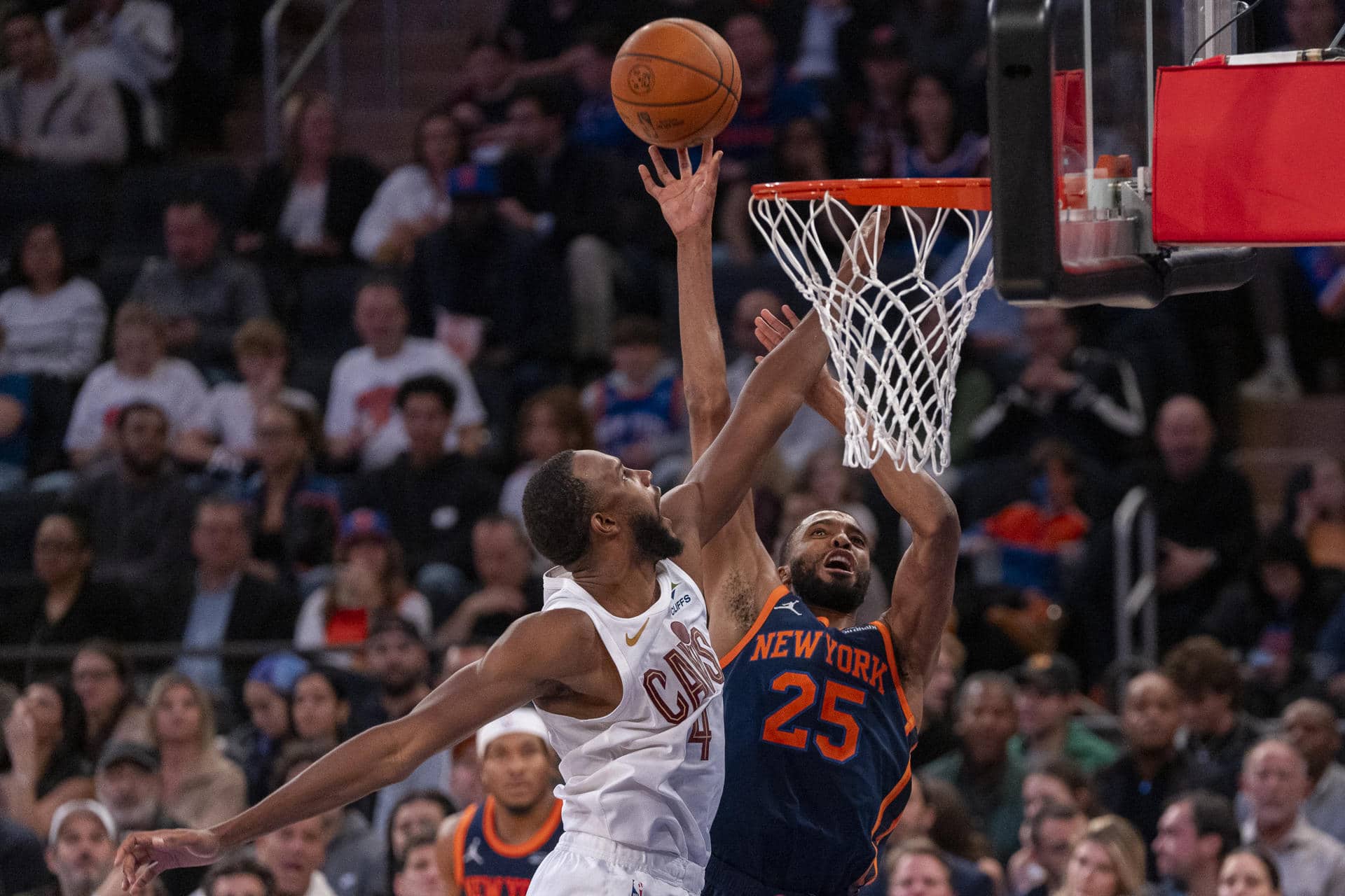 Mikal Bridges (d), de los Knicks, disputa el balón ante Evan Mobley, de los Cavaliers, durante un partido de la NBA en Nueva York. EFE/ Ángel Colmenares