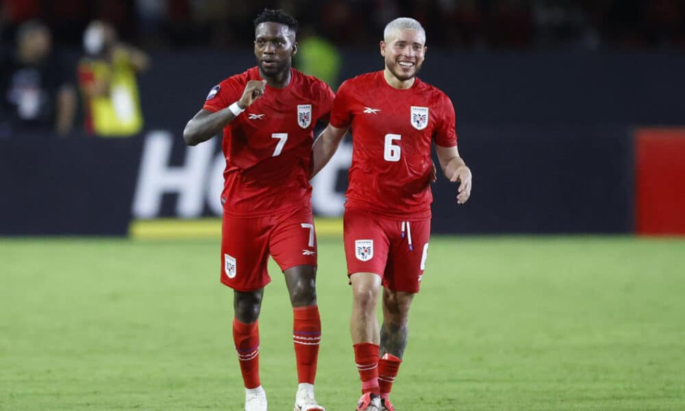 José Luis Rodríguez Francis (i) y Cristian Jesús Martínez de Panamá celebran un gol ante Costa Rica. EFE/Bienvenido Velasco