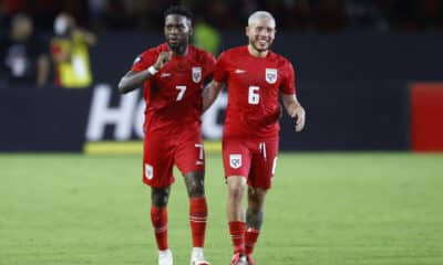 José Luis Rodríguez Francis (i) y Cristian Jesús Martínez de Panamá celebran un gol ante Costa Rica. EFE/Bienvenido Velasco