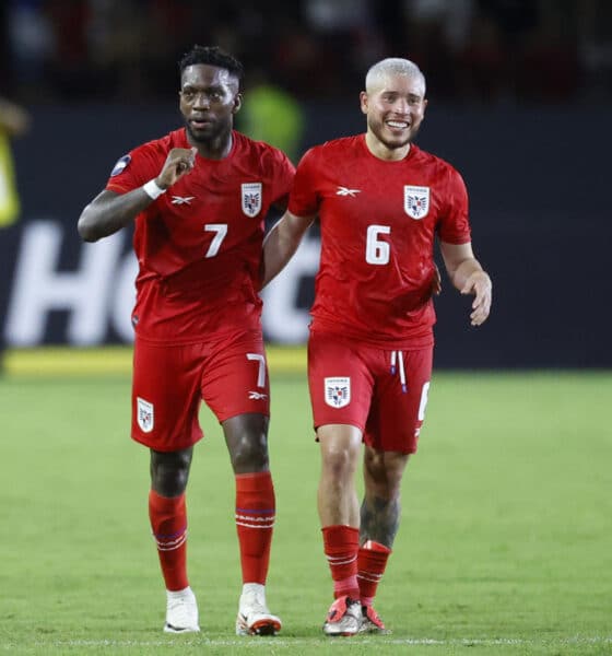 José Luis Rodríguez Francis (i) y Cristian Jesús Martínez de Panamá celebran un gol ante Costa Rica. EFE/Bienvenido Velasco