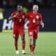 José Luis Rodríguez Francis (i) y Cristian Jesús Martínez de Panamá celebran un gol ante Costa Rica. EFE/Bienvenido Velasco