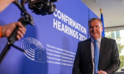 Michael McGrath, comisario europeo designado para Democracia, Justicia y Estado de Derecho, sale después de haber dado una declaración tras su audiencia de confirmación ante los comités del Parlamento Europeo en Bruselas, Bélgica, 05 de noviembre de 2024. (Bélgica, Bruselas) EFE/EPA/OLIVIER HOSLET