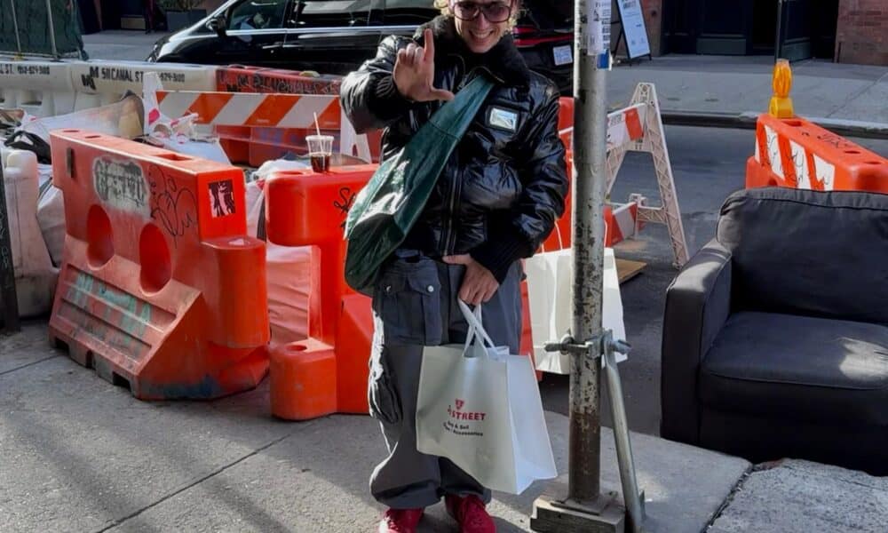 El cantante español Ralphie Choo mientras posa el martes 19 de noviembre en las calles de Nueva York. EFE/Puxxo