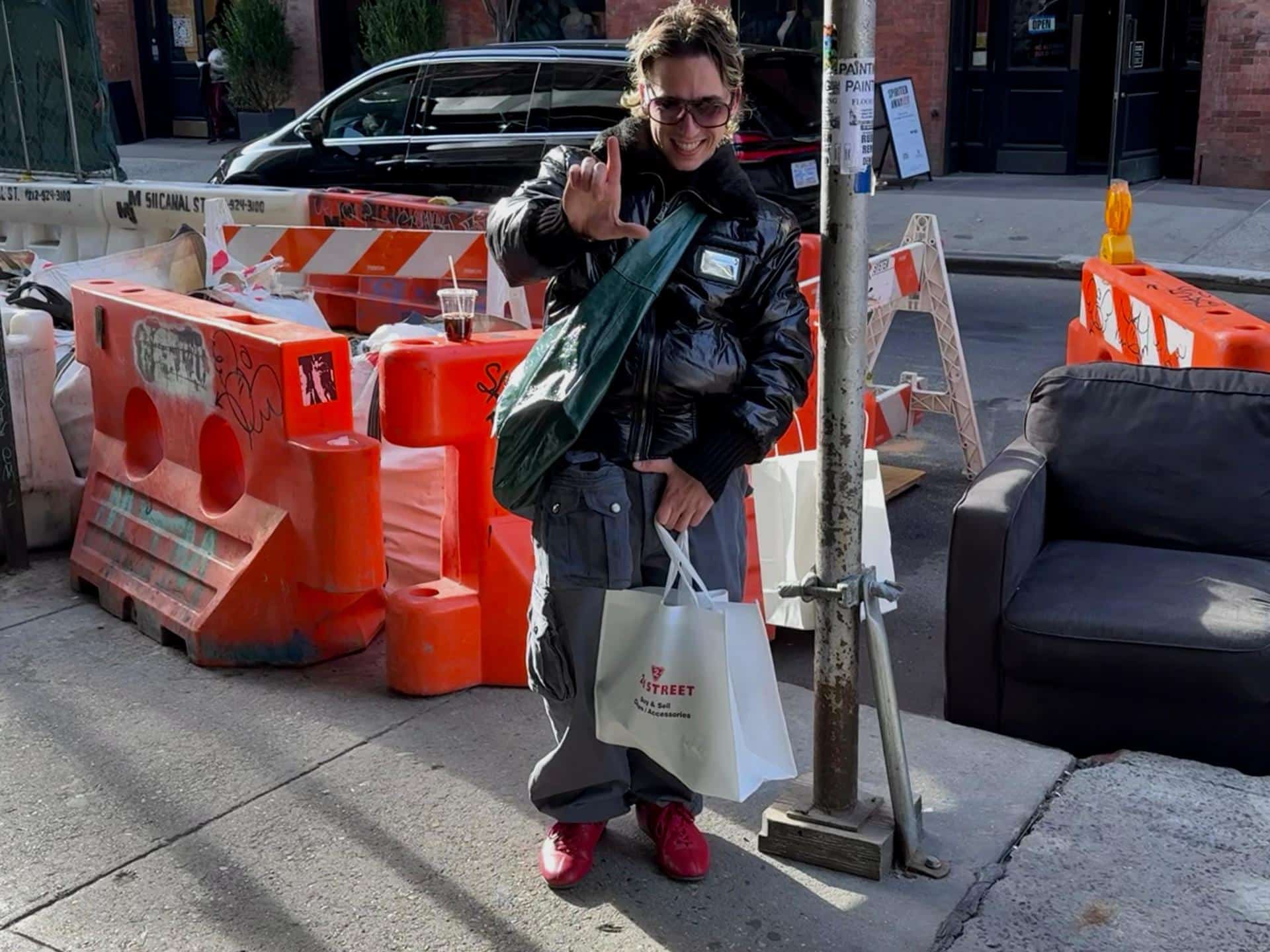 El cantante español Ralphie Choo mientras posa el martes 19 de noviembre en las calles de Nueva York. EFE/Puxxo