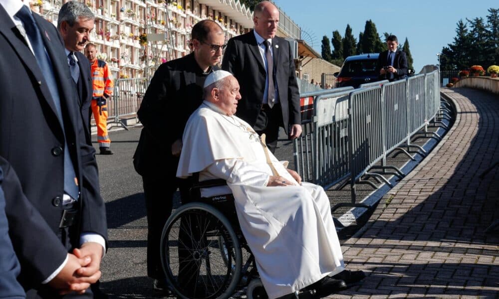 El papa Francisco (C) llega al Cementerio Laurentino, en Roma, para presidir la misa por el Día de los Difuntos. EFE/EPA/GIUSEPPE LAMI