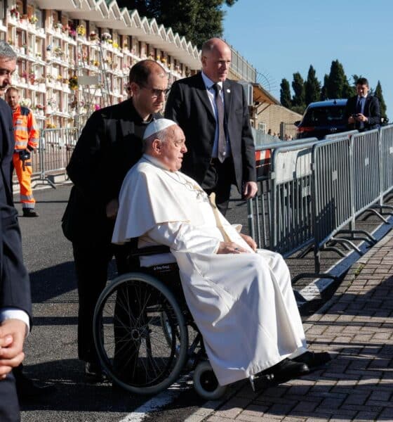 El papa Francisco (C) llega al Cementerio Laurentino, en Roma, para presidir la misa por el Día de los Difuntos. EFE/EPA/GIUSEPPE LAMI