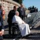 El papa Francisco (C) llega al Cementerio Laurentino, en Roma, para presidir la misa por el Día de los Difuntos. EFE/EPA/GIUSEPPE LAMI