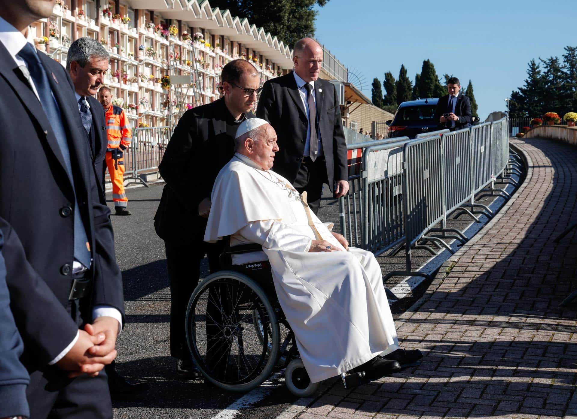 El papa Francisco (C) llega al Cementerio Laurentino, en Roma, para presidir la misa por el Día de los Difuntos. EFE/EPA/GIUSEPPE LAMI