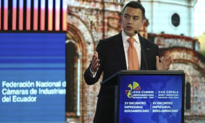 El presidente de Ecuador, Daniel Noboa, habla durante un acto en la Cumbre Iberoamericana en Cuenca (Ecuador). EFE/ José Jácome