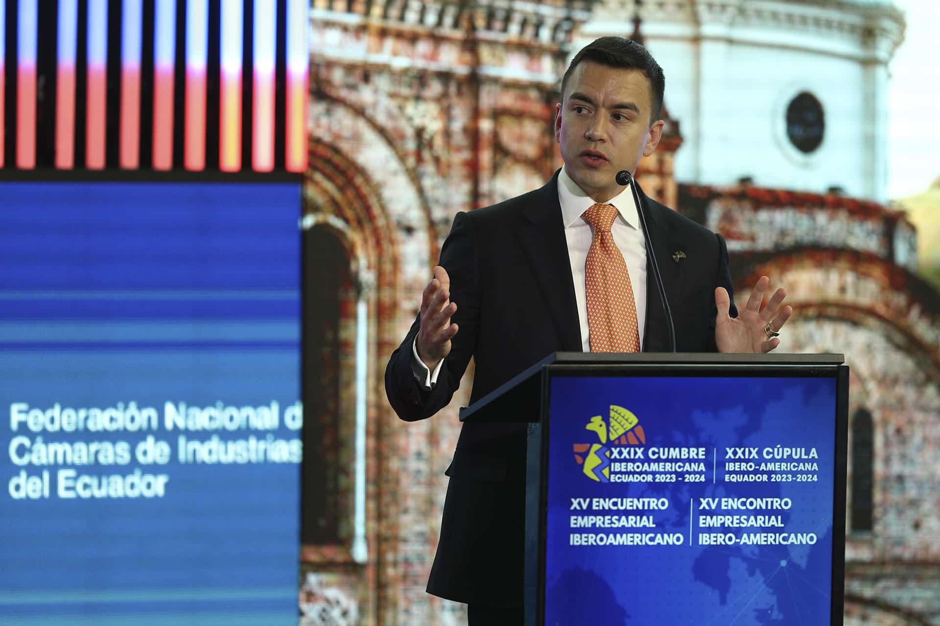 El presidente de Ecuador, Daniel Noboa, habla durante un acto en la Cumbre Iberoamericana en Cuenca (Ecuador). EFE/ José Jácome