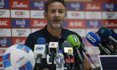 El entrenador de la selección panameña de fútbol, Thomas Christiansen, habla durante una conferencia de prensa en la sede de la Federación Panameña de Fútbol (FEPAFUT), en Ciudad de Panamá (Panamá). EFE/ Bienvenido Velasco