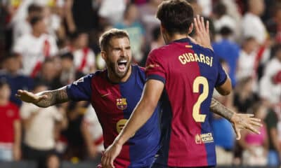 Fotografía de archivo de los jugadores del FC Barcelona Íñigo Martínez (i) y Pau Cubarsí (d). EFE/Sergio Pérez