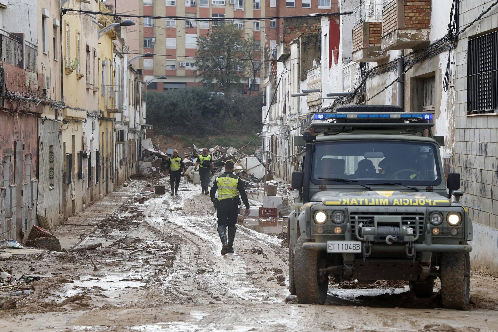 Policía militar y Guardia Civil en una calle aledaña al Barranco de Torrente, este lunes. La provincia de Valencia intenta retomar la actividad laboral y las clases en los colegios mientras continúan de forma intensa las labores de búsqueda de desaparecidos, de abastecimiento y atención a los damnificados, y de la limpieza de las calles y bajos de numerosos municipios, sobre los que ha vuelto a llover este domingo. EFE/Miguel Ángel Polo