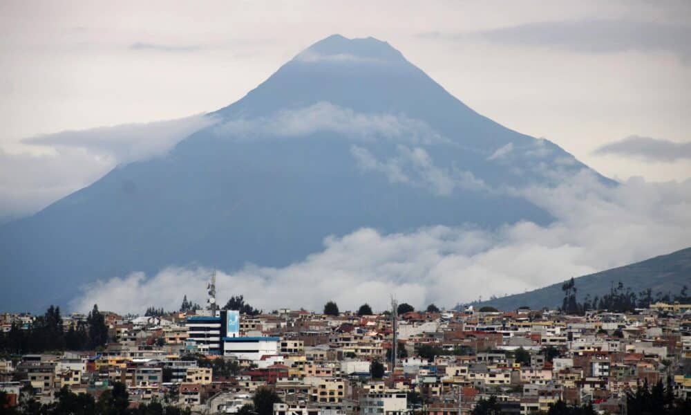 Fotografía de archivo que muestra una panorámica de la ciudad de Ambato, Ecuador. EFE/ Elías L. Benarroch