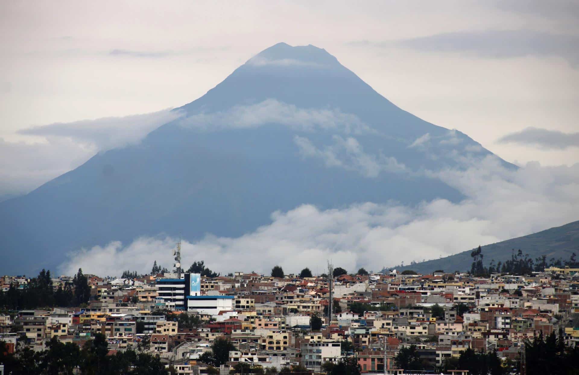 Fotografía de archivo que muestra una panorámica de la ciudad de Ambato, Ecuador. EFE/ Elías L. Benarroch