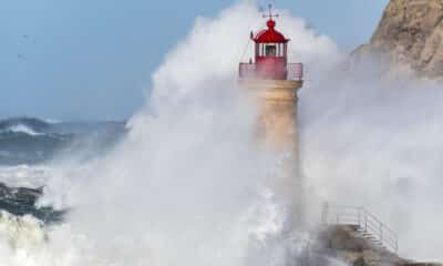 Una ola de grandes dimensiones rompecontra el faro del Puerto de Andratx, en Mallorca, en una imagen de archivo. EFE/Cati Cladera