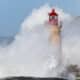 Una ola de grandes dimensiones rompecontra el faro del Puerto de Andratx, en Mallorca, en una imagen de archivo. EFE/Cati Cladera