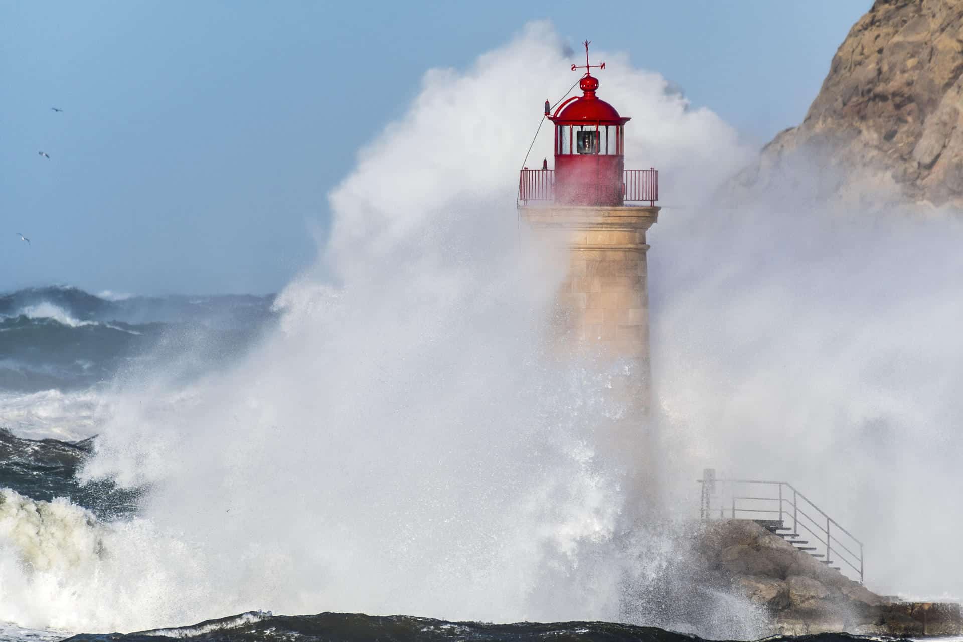 Una ola de grandes dimensiones rompecontra el faro del Puerto de Andratx, en Mallorca, en una imagen de archivo. EFE/Cati Cladera