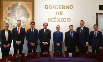 Fotografía cedida por la presidencia de México, de la mandataria de México Claudia Sheinbaum (4-d), acompañada del director ejecutivo y fundador de la plataforma Mercado Libre, Marcos Eduardo Galperin Lebach (4-i), mientras posan al término de una reunión privada en Palacio Nacional de la Ciudad de México (México). EFE/ Presidencia de México/SOLO USO EDITORIAL/SOLO DISPONIBLE PARA ILUSTRAR LA NOTICIA QUE ACOMPAÑA (CRÉDITO OBLIGATORIO)