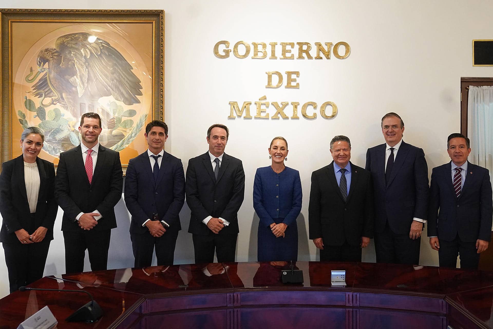 Fotografía cedida por la presidencia de México, de la mandataria de México Claudia Sheinbaum (4-d), acompañada del director ejecutivo y fundador de la plataforma Mercado Libre, Marcos Eduardo Galperin Lebach (4-i), mientras posan al término de una reunión privada en Palacio Nacional de la Ciudad de México (México). EFE/ Presidencia de México/SOLO USO EDITORIAL/SOLO DISPONIBLE PARA ILUSTRAR LA NOTICIA QUE ACOMPAÑA (CRÉDITO OBLIGATORIO)