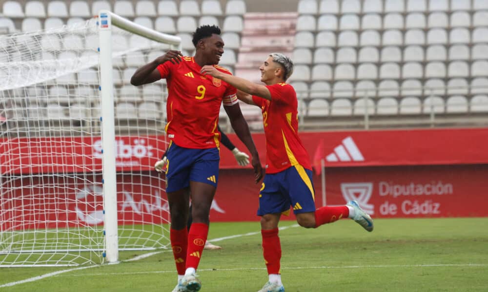 Samuel Omorodion (i), en la imagen celebrando un gol con la selección sub-21, es una de las novedades de seleccionador español, Luis de La Fuente, para los partidos contra Dinamarca, en Copenhague, y Suiza, en Tenerife. EFE/A.Carrasco Ragel