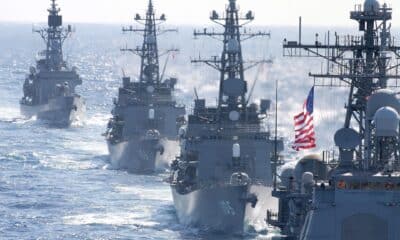 Fotografía de archivo en donde se ven barcos de las Fuerzas de Autodefensa Marítima de Japón y de la Marina de Estados Unidos, que llevan a cabo maniobra militar. EFE/HITOSHI MAESHRIO