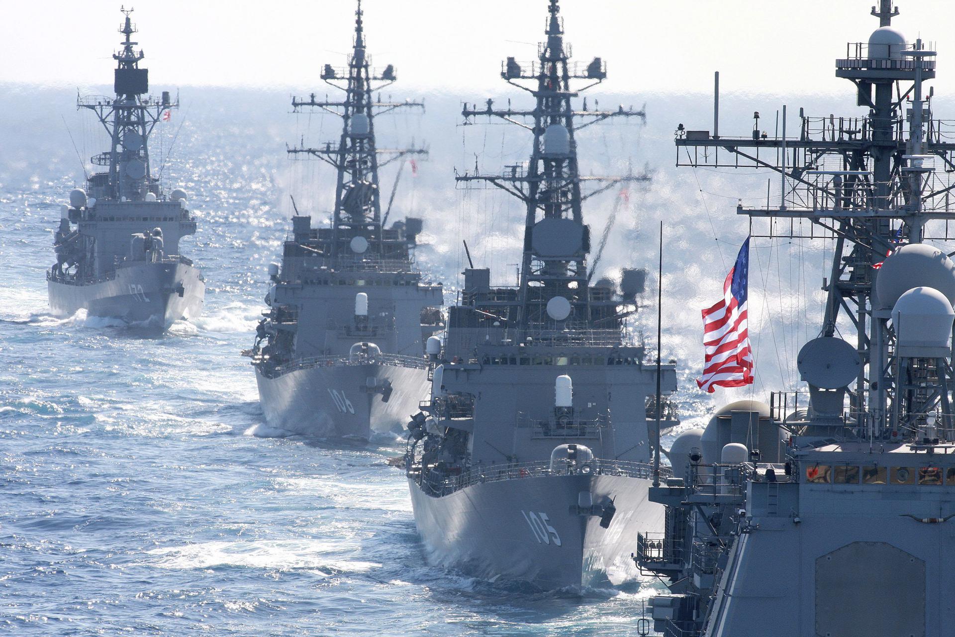 Fotografía de archivo en donde se ven barcos de las Fuerzas de Autodefensa Marítima de Japón y de la Marina de Estados Unidos, que llevan a cabo maniobra militar. EFE/HITOSHI MAESHRIO