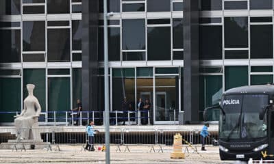 Trabajadores del servicio de limpieza urbana limpian el área cerca a sede de la Corte Suprema en la Plaza de los Tres Poderes este jueves en Brasilia (Brasil). EFE/Andre Borges