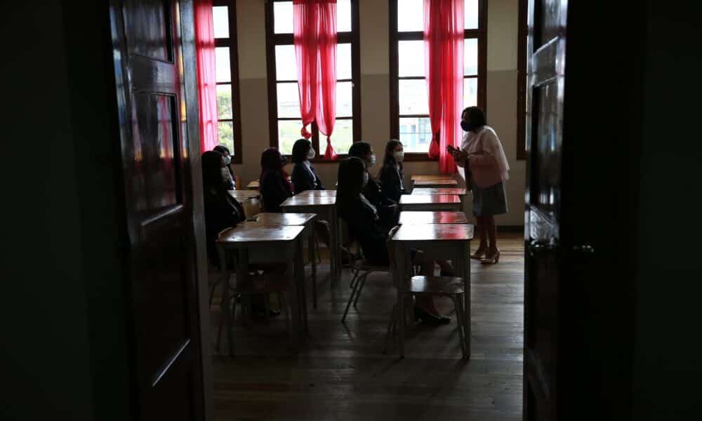 Fotografía de archivo en donde se ven estudiantes de la Unidad Educativa Manuela Cañizares en Quito (Ecuador). EFE/ José Jácome