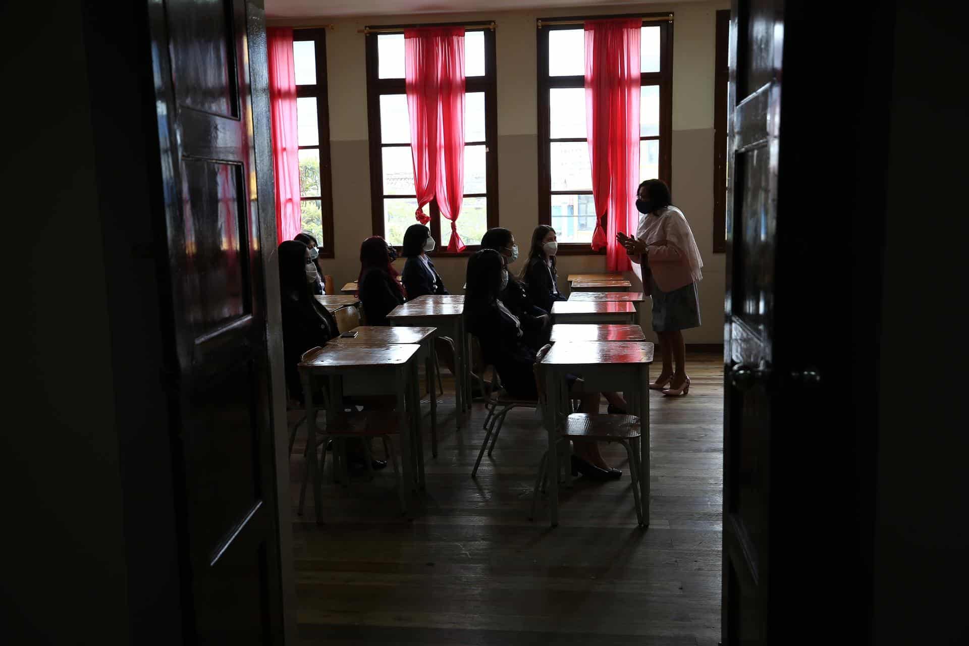 Fotografía de archivo en donde se ven estudiantes de la Unidad Educativa Manuela Cañizares en Quito (Ecuador). EFE/ José Jácome