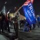 Fotografía de archivo de los partidarios de Donald Trump frente a la Oficina del Registrador del Condado de Maricopa, el 5 de noviembre de 2020. EFE/EPA/RICK D'ELIA