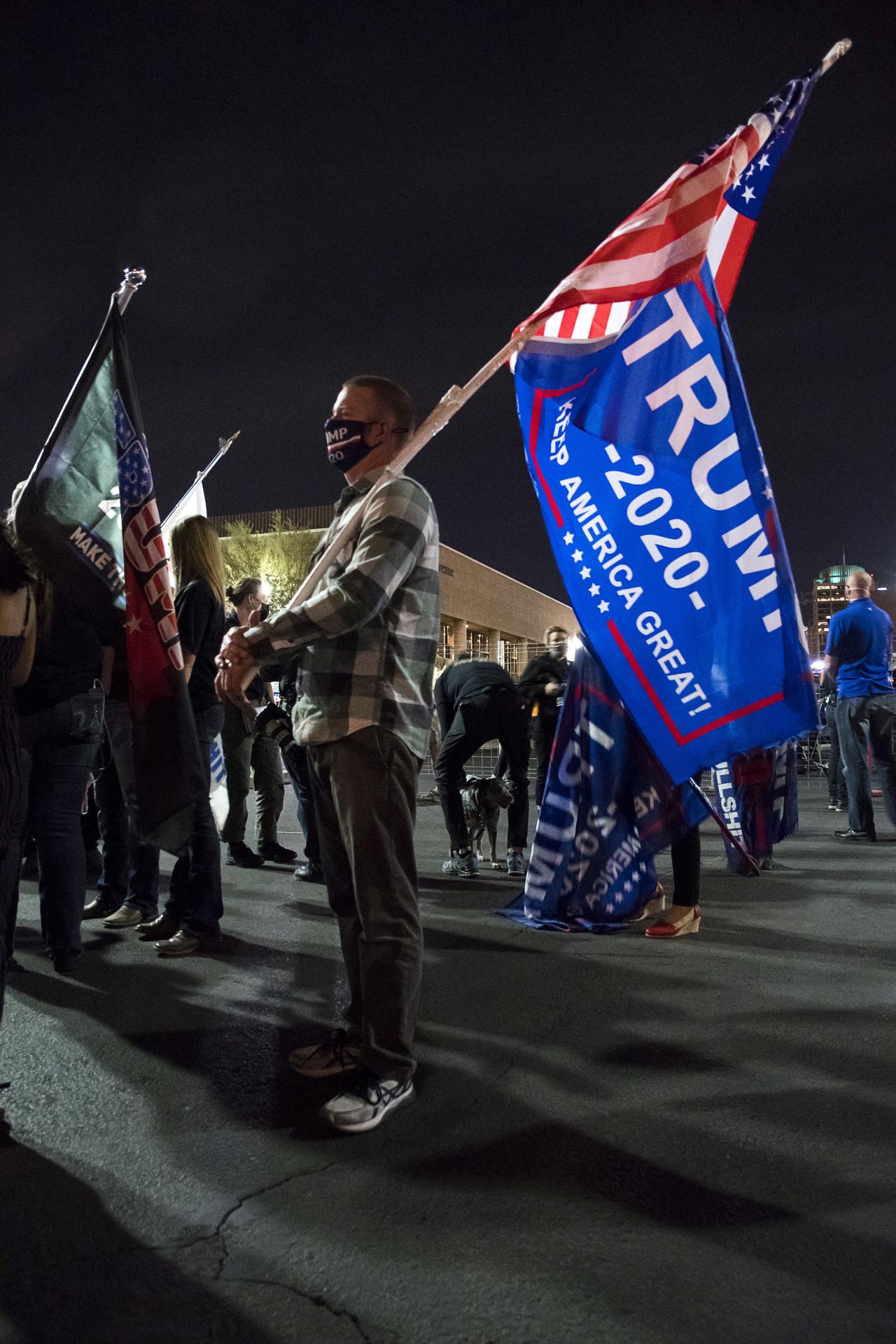 Fotografía de archivo de los partidarios de Donald Trump frente a la Oficina del Registrador del Condado de Maricopa, el 5 de noviembre de 2020. EFE/EPA/RICK D'ELIA