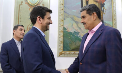 Fotografía cedida por Palacio Miraflores del presidente de Venezuela, Nicolás Maduro, saludando al Ministro de Comunicaciones y Tecnologías de la Información de Irán, Seyed Satar Hashemi, en Caracas (Venezuela). EFE/ Prensa Palacio Miraflores