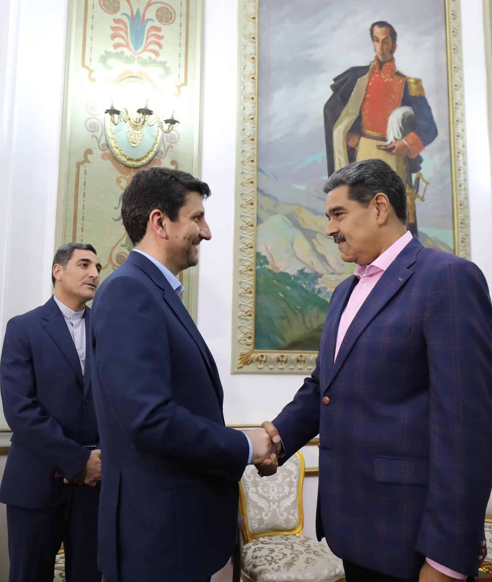 Fotografía cedida por Palacio Miraflores del presidente de Venezuela, Nicolás Maduro, saludando al Ministro de Comunicaciones y Tecnologías de la Información de Irán, Seyed Satar Hashemi, en Caracas (Venezuela). EFE/ Prensa Palacio Miraflores