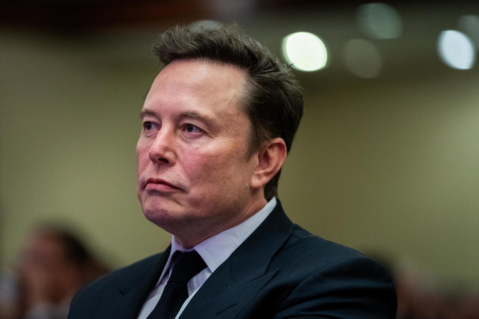 Elon Musk escucha al presidente electo de EE.UU., Donald Trump, durante una reunión con los republicanos de la Cámara de Representantes en el Hotel Hyatt Regency, en Washington (EE.UU.). EFE/EPA/Allison Robert / POOL