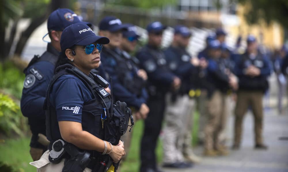 Imagen de archivo en donde se observa a varios integrantes de la policía en San Juan (Puerto Rico). EFE/Thais Llorca